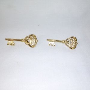 Gold tone key brooch lot of 2